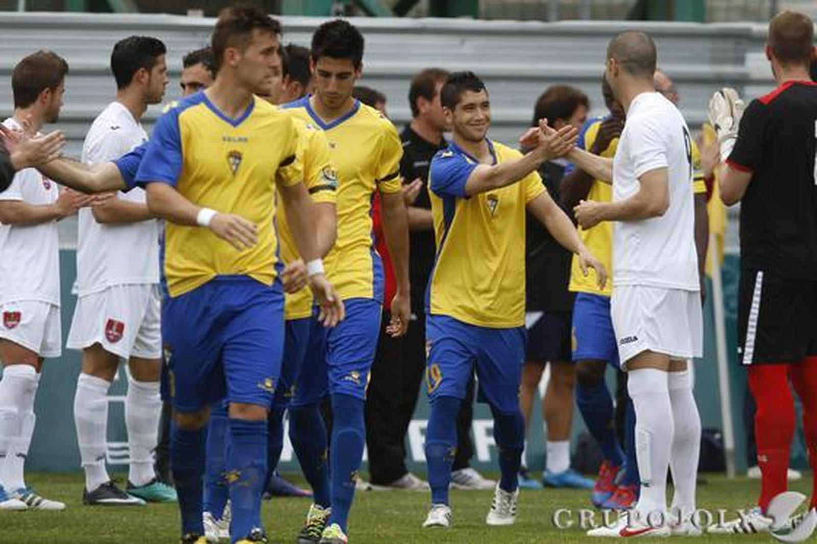 Los jugadores amarillos agradecieron el gesto de los visitantes. 

Foto: Lourdes de Vicente