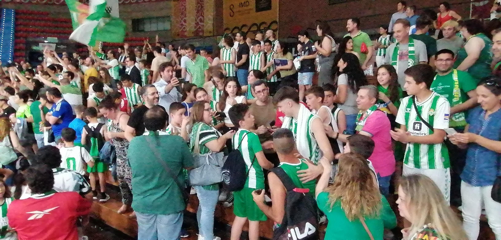 Los jugadore del Betis Baloncesto celebran en la grada con la afición la clasificación al ´play off'
