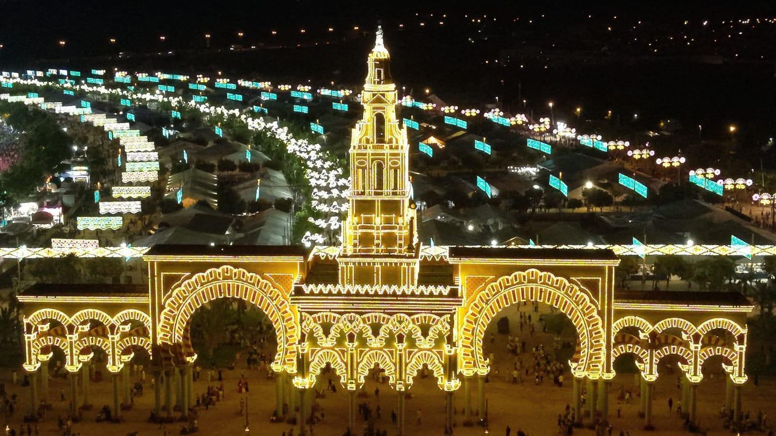 Vista nocturna de la Feria de Córdoba.