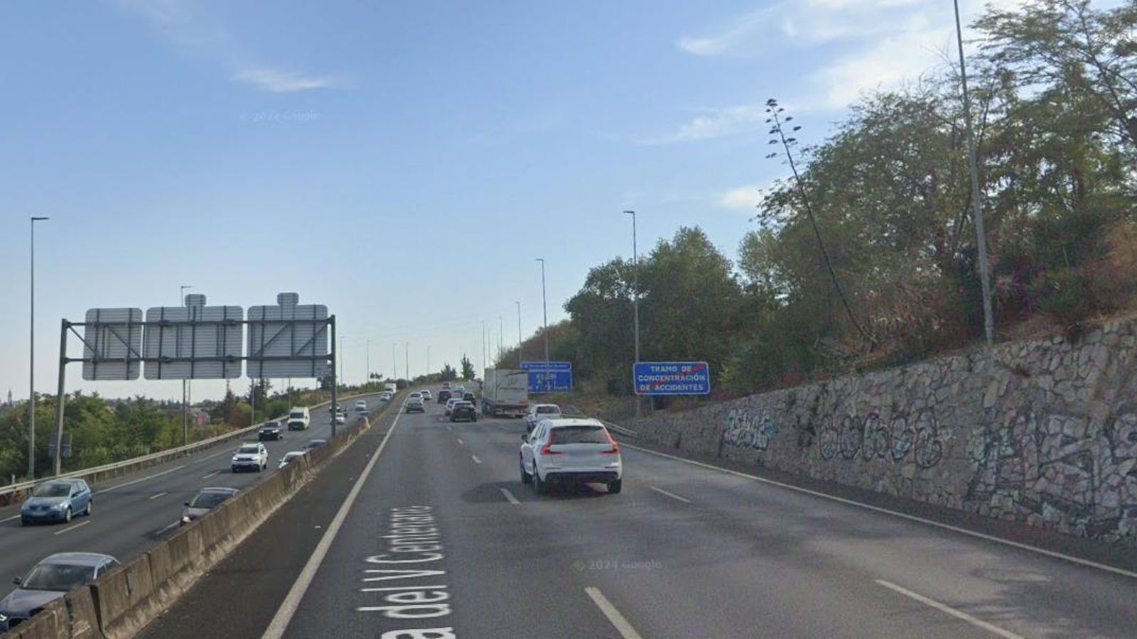 El nuevo radar, en el sentido creciente de la A-49, está detrás de un cartel informativo