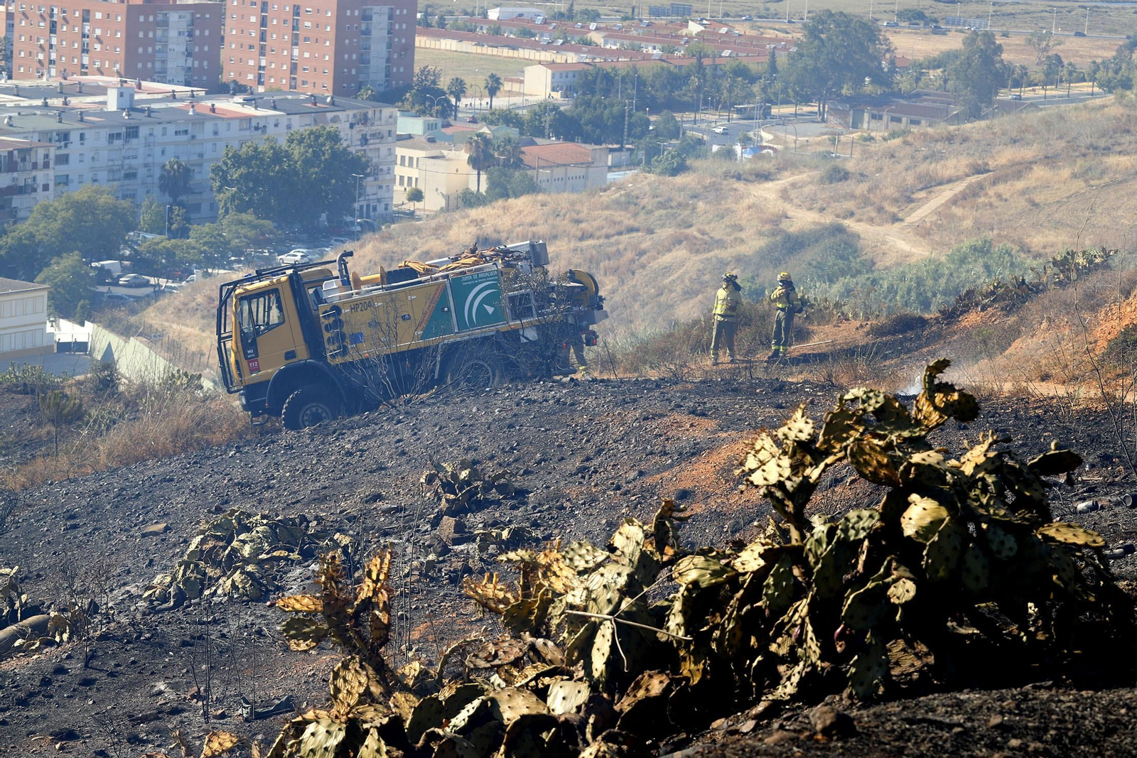 Imágenes del espectacular incendio en las laderas del Conquero