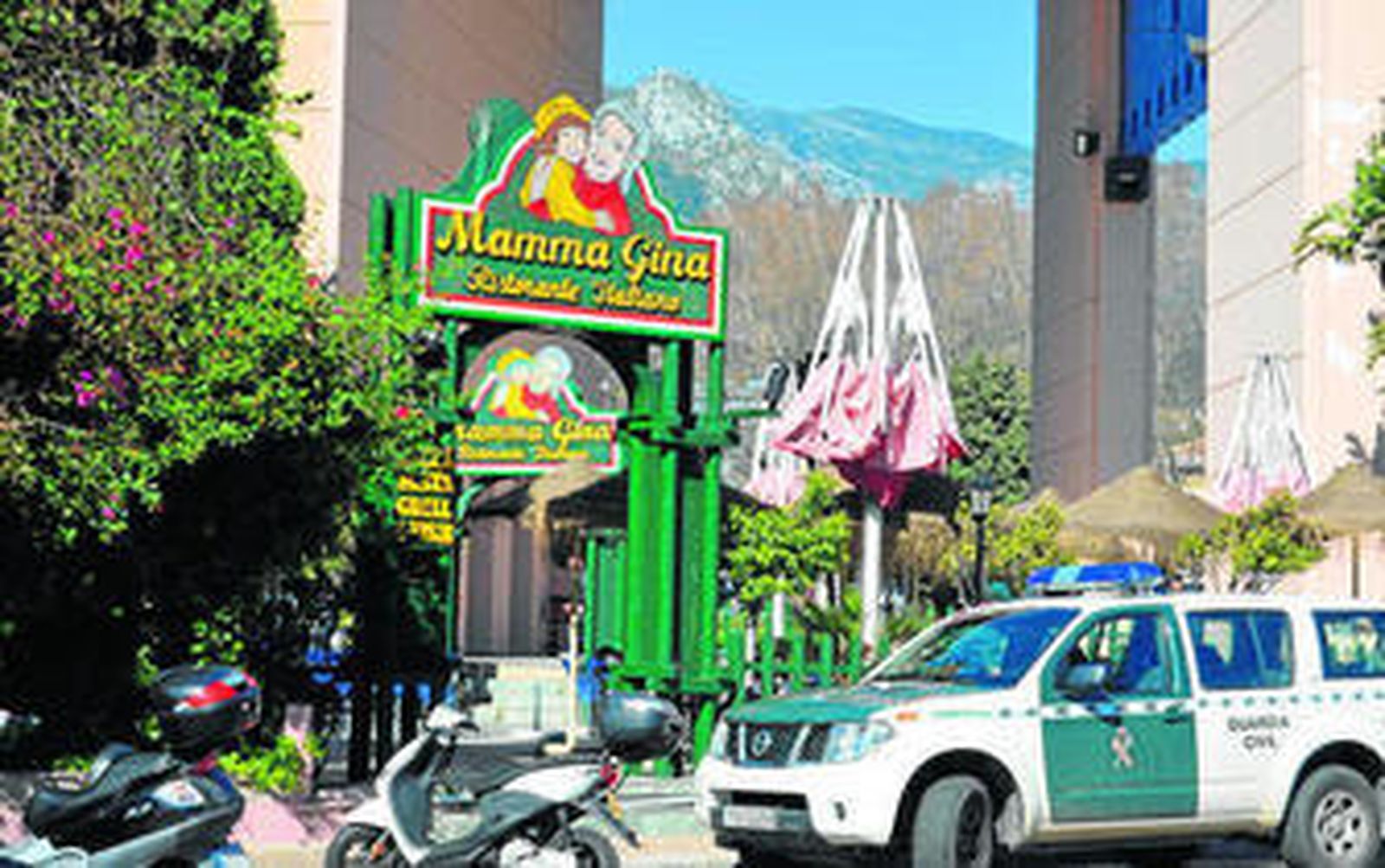 Un vehículo de la Guardia Civil, ayer, en un registro.