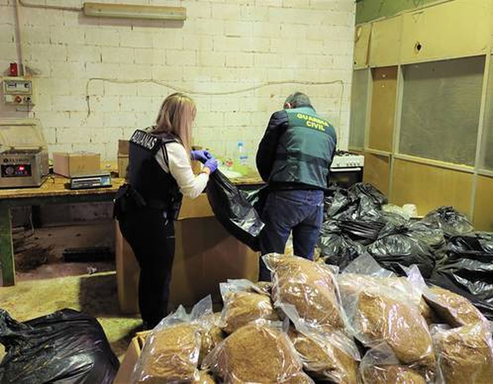 Imagen de una operación para luchar contra el contrabando de tabaco en Sanlúcar La Mayor y Sevilla.