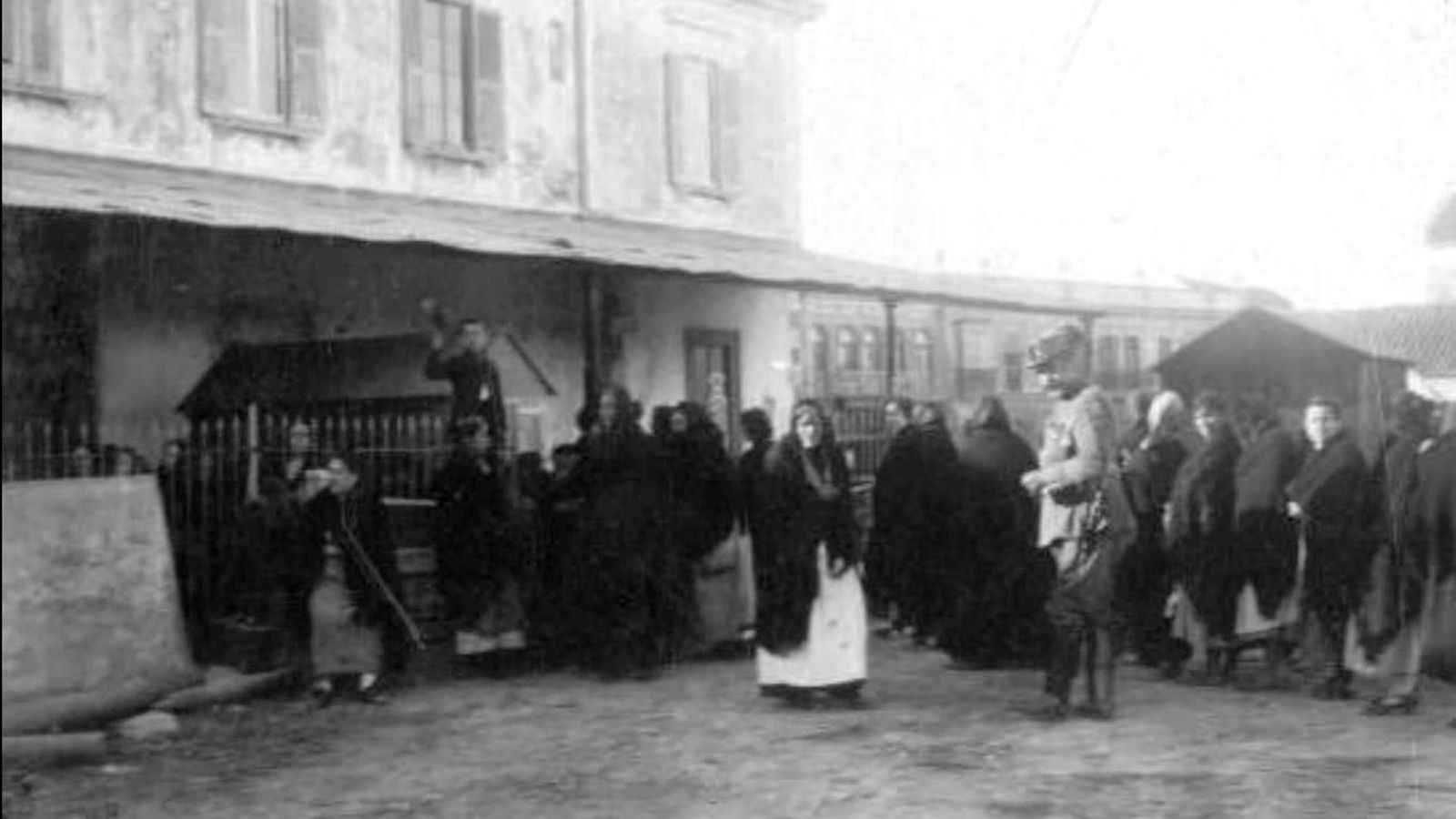 Colas para cruzar la Aduana, en la Explanada linense.