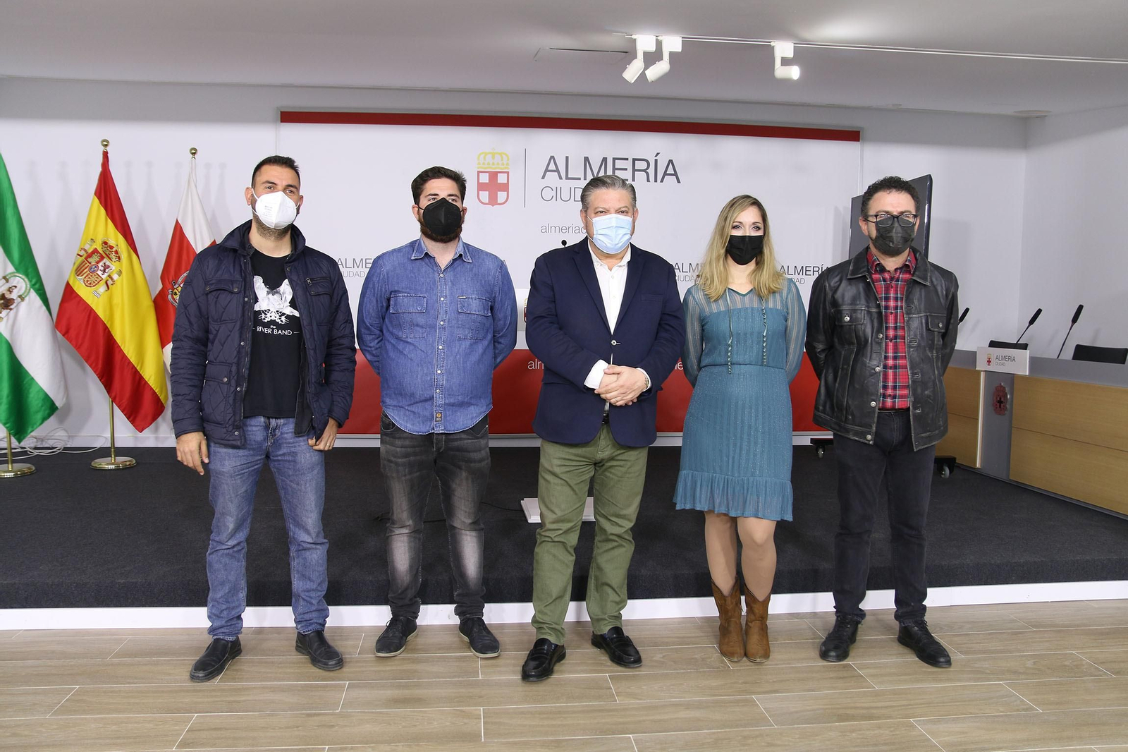 El concejal de Cultura, Diego Cruz junto a los artistas que actuarán en el Apolo.