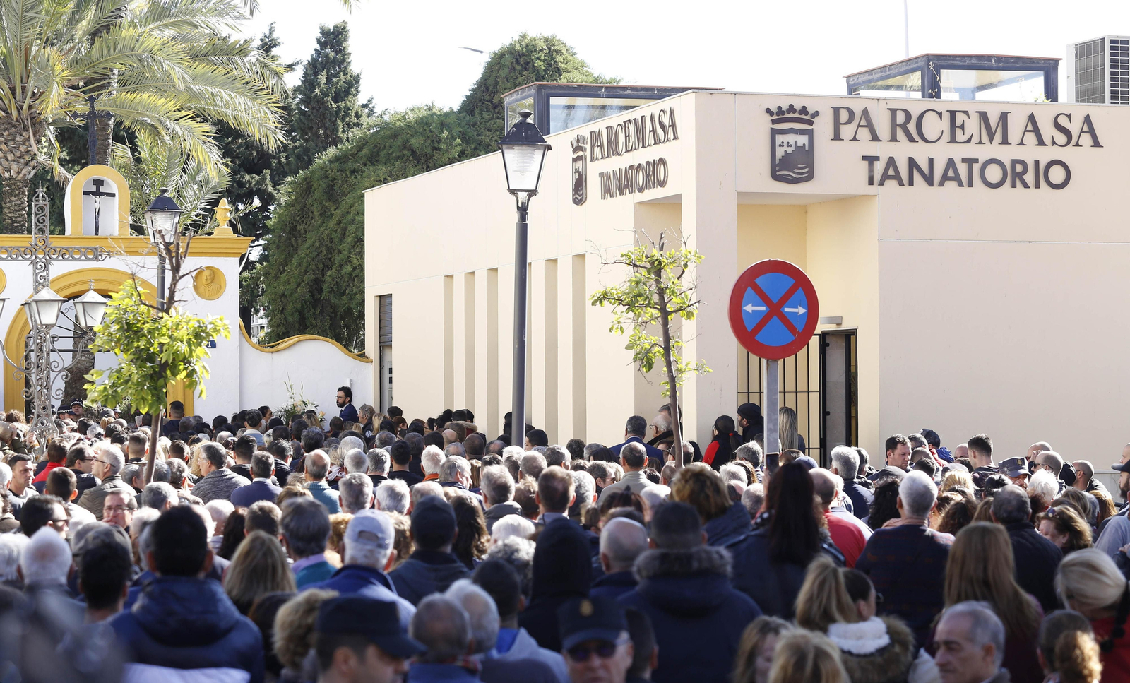 El tanatorio de El Palo, abarrotado de dolientes