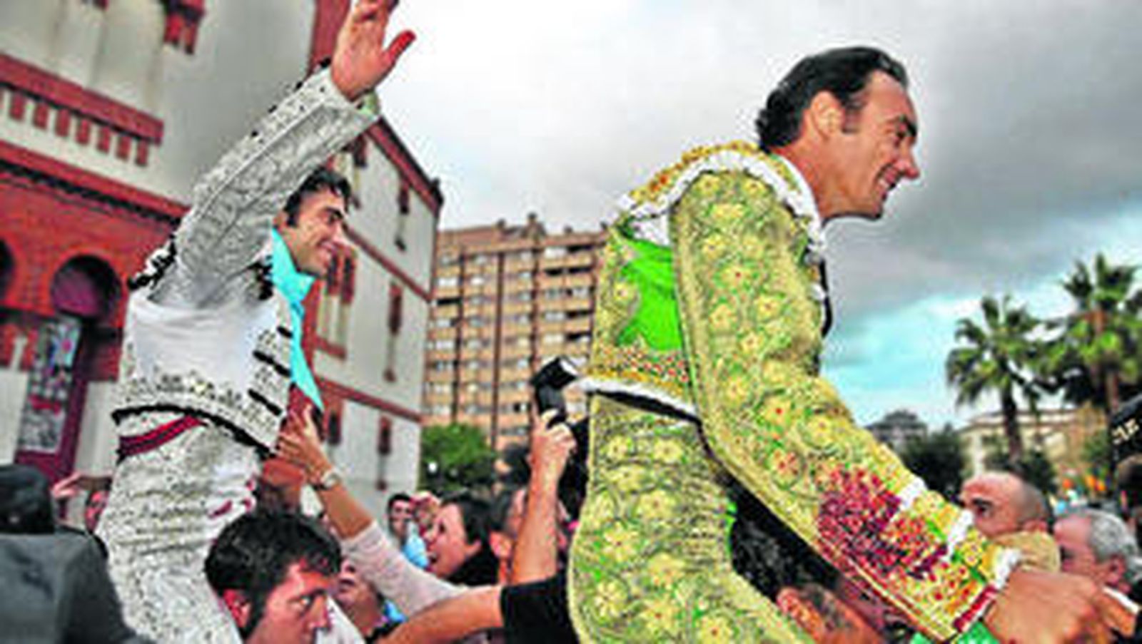 Fernando Robleño y El Cid, en su salida a hombros, ayer, de la plaza de toros de Gijón.