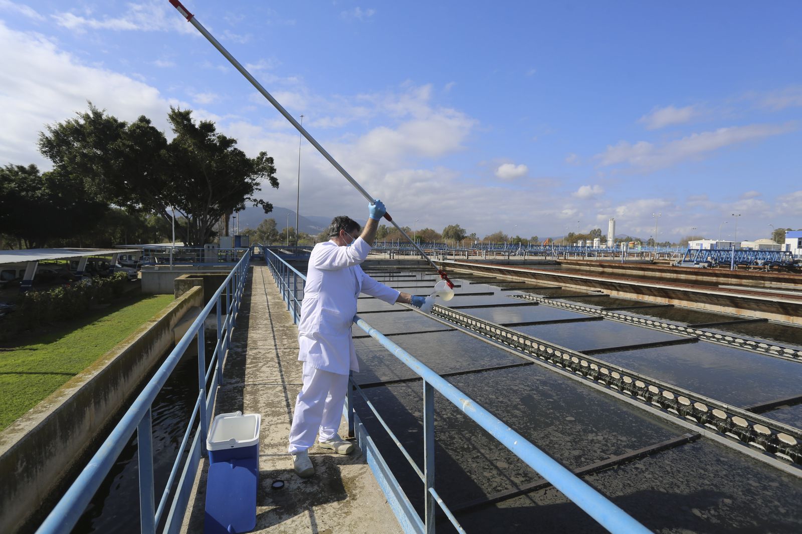 Un técnico de EMASA toma muestras del agua aún sin tratar para su análisis.
