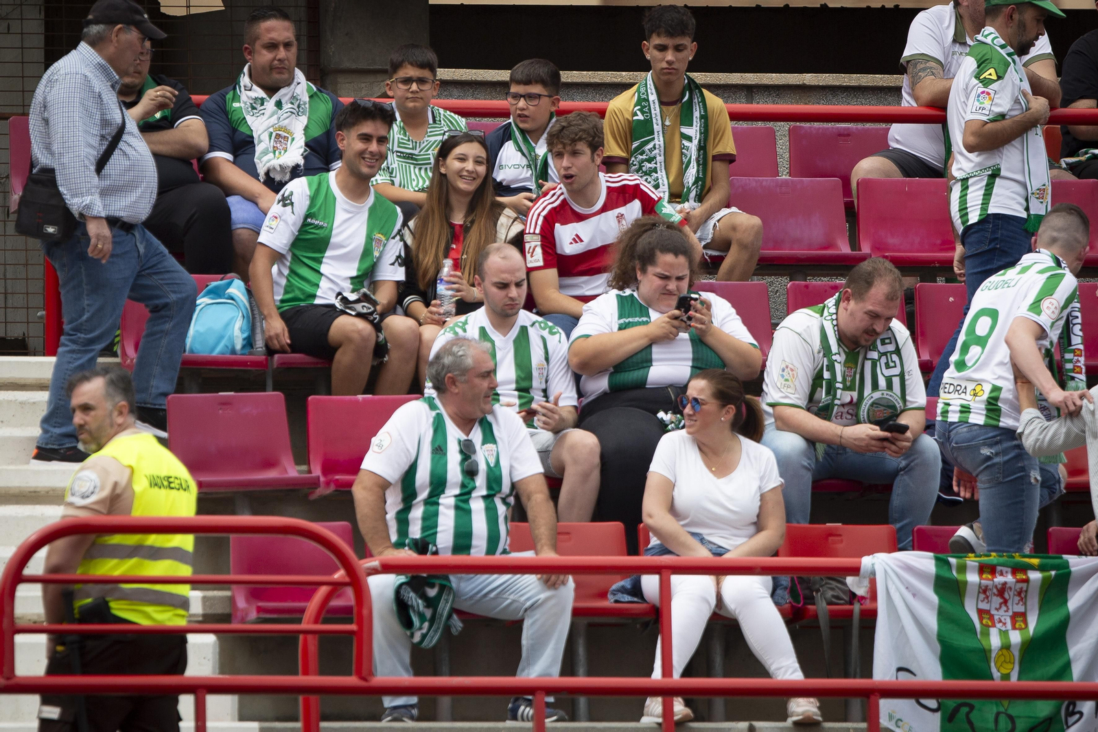 Las mejores fotos del ambiente en el Recreativo Granada - Córdoba CF