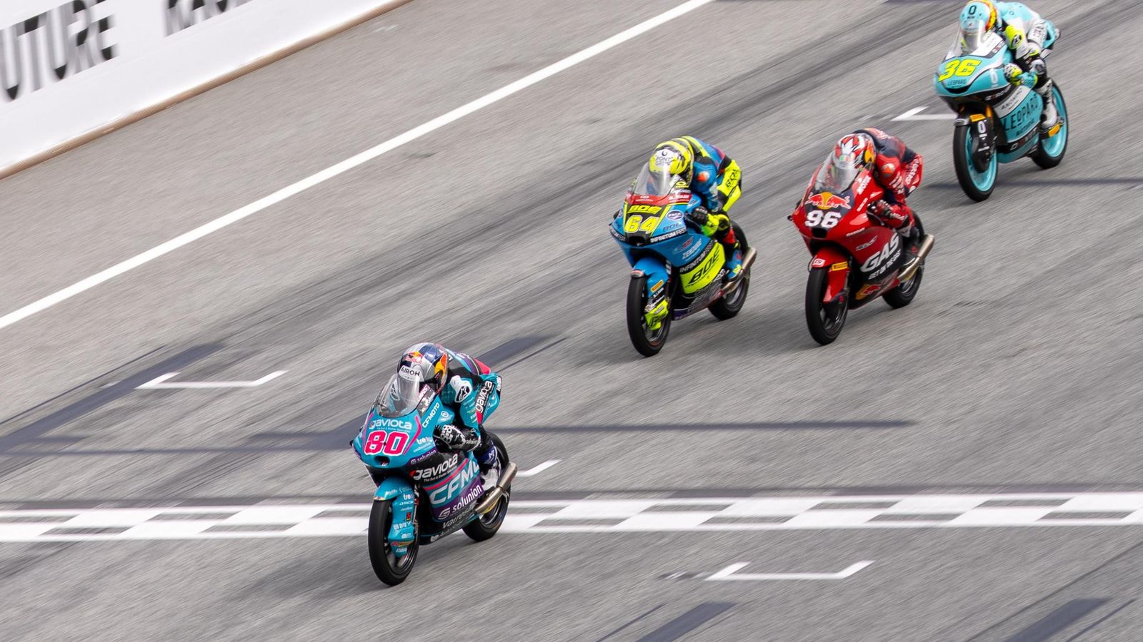 David Alonso rebosa la línea de meta en primer lugar, los españoles David Muñoz y Daniel Holgado, segundo y tercero.