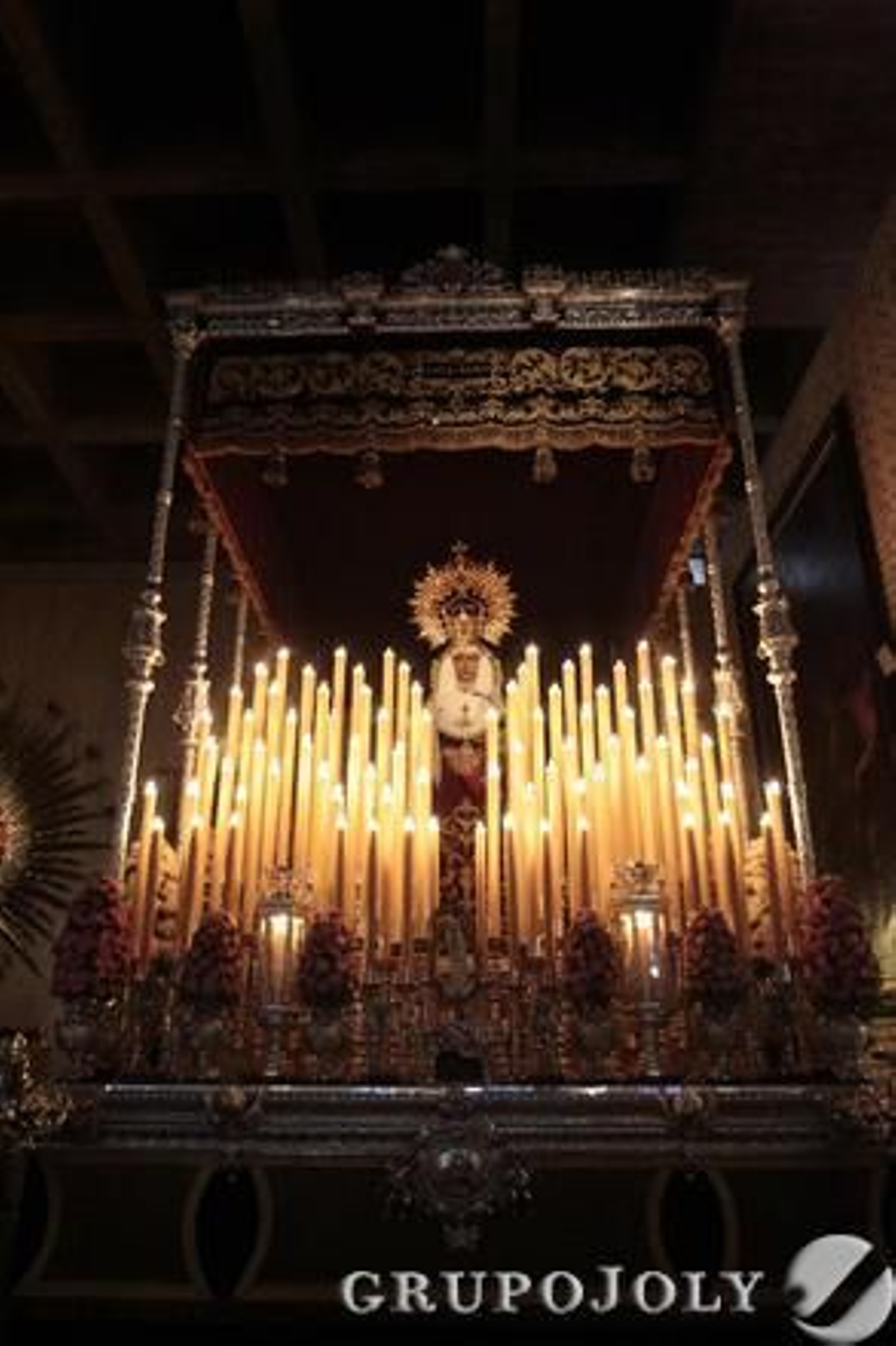 El paso de palio de María Santísima de la O, dentro del convento de Capuchinos después de que la Hermandad de la Defensión decidiera no hacer estación de penitencia.

Foto: Jose Contreras