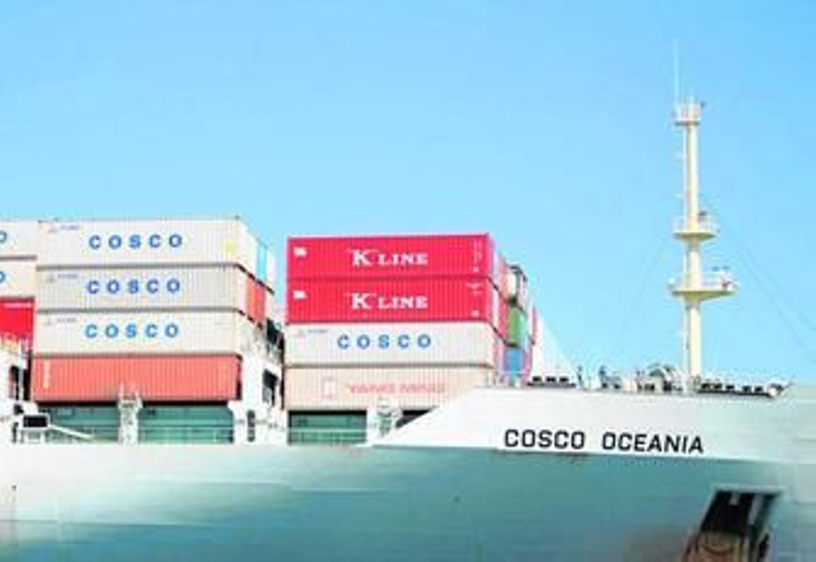 Contenedores de navieras de la CKYH Alliance, a su llegada al puerto de Algeciras a bordo del 'Cosco Oceania'.