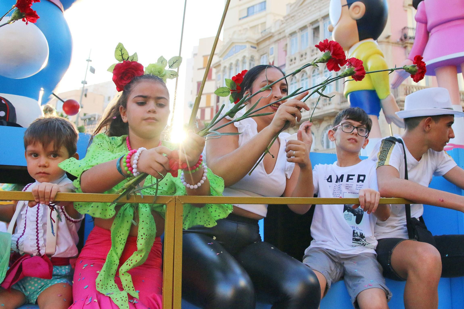 La Batalla de las Flores ha regresado inundando Almería de claveles