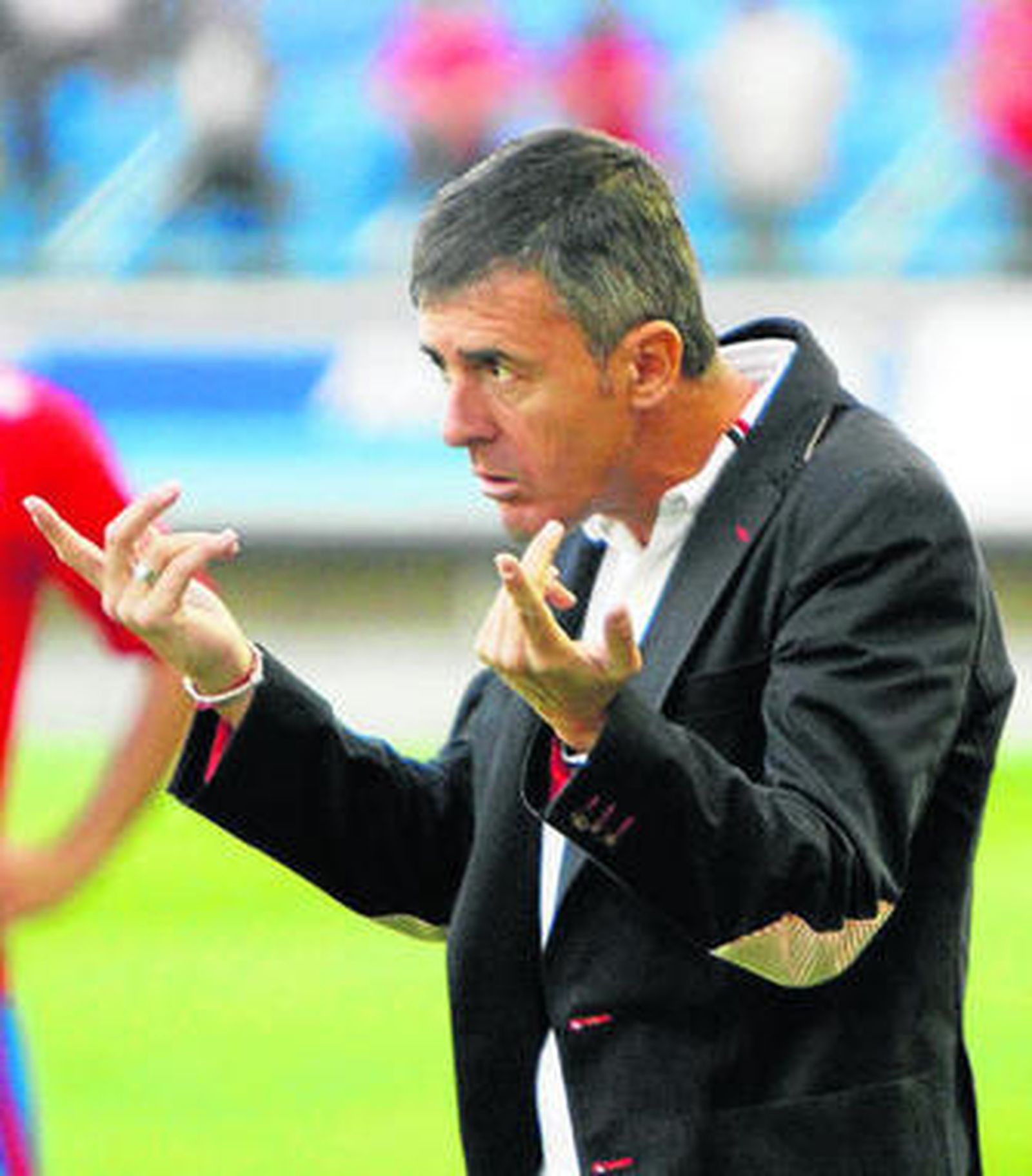 Lucas Alcaraz comprueba incrédulo el devenir del encuentro.