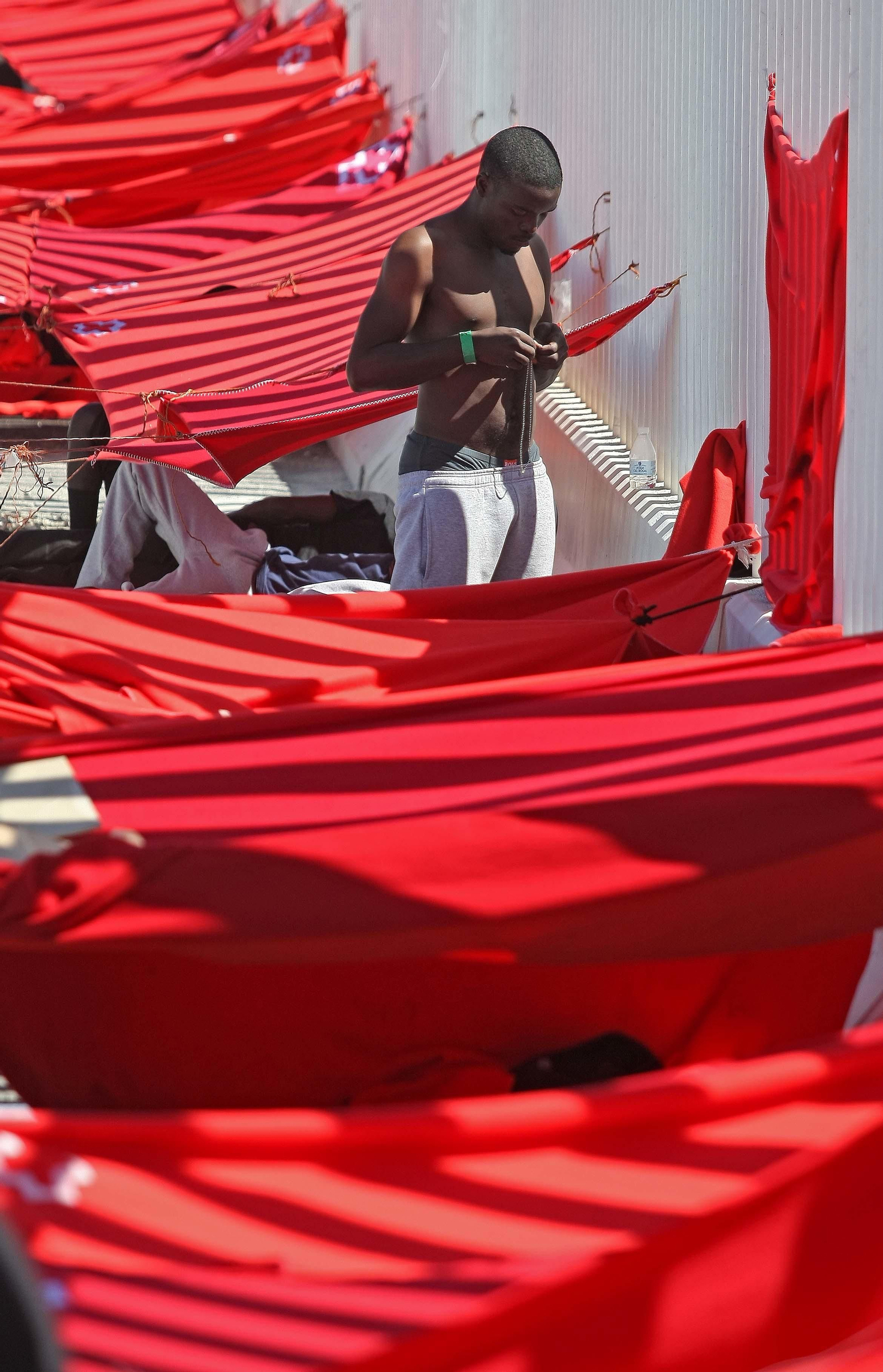 Cientos de migrantes esperan destino acogidos en el Campo de Gibraltar