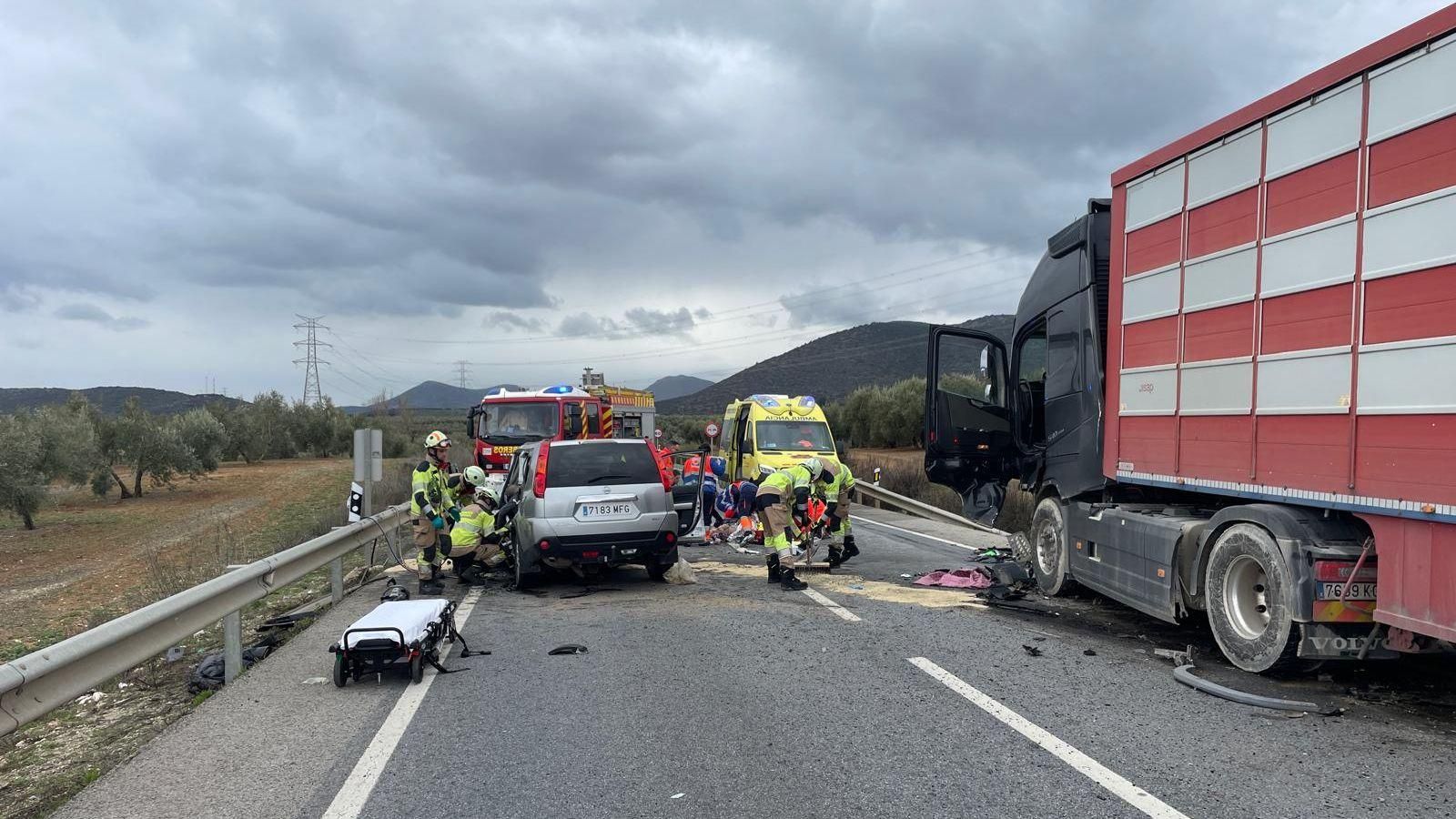 Bomberos de Diputación (Parque de Iznalloz) actuando en el accidente ocurrido en la A-309, PK. 2 Bomberos de Diputación (Parque de Iznalloz) actuando en el accidente ocurrido en la A-309, PK. 2