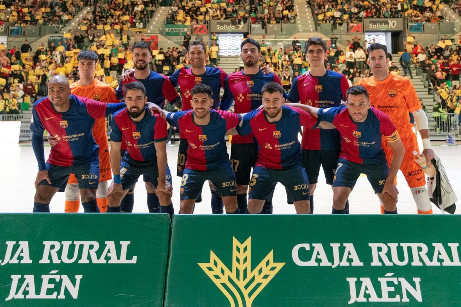 La fiesta amarilla en la goleada del Jaén FS al Barça, en imágenes