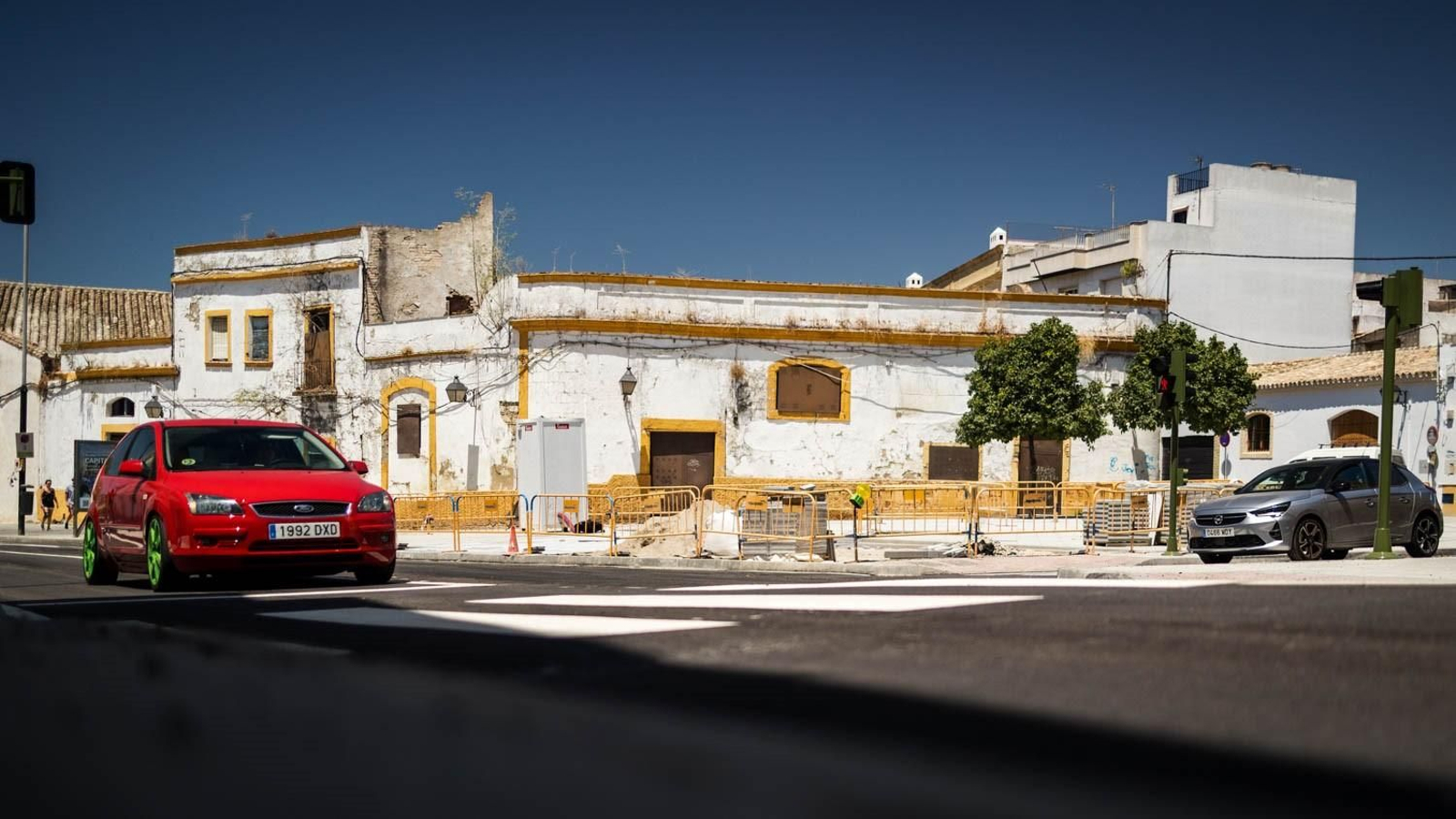 Un vehículo circula por Ronda Muleros, junto a la plaza del Carbón. Un vehículo circula por Ronda Muleros, junto a la plaza del Carbón.