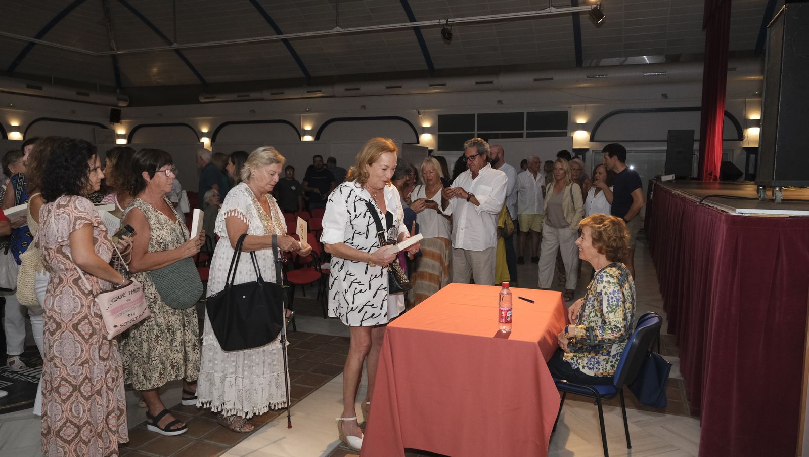 Imágenes de Diario de los Libros en Mojácar, con la escritora Julia Navarro