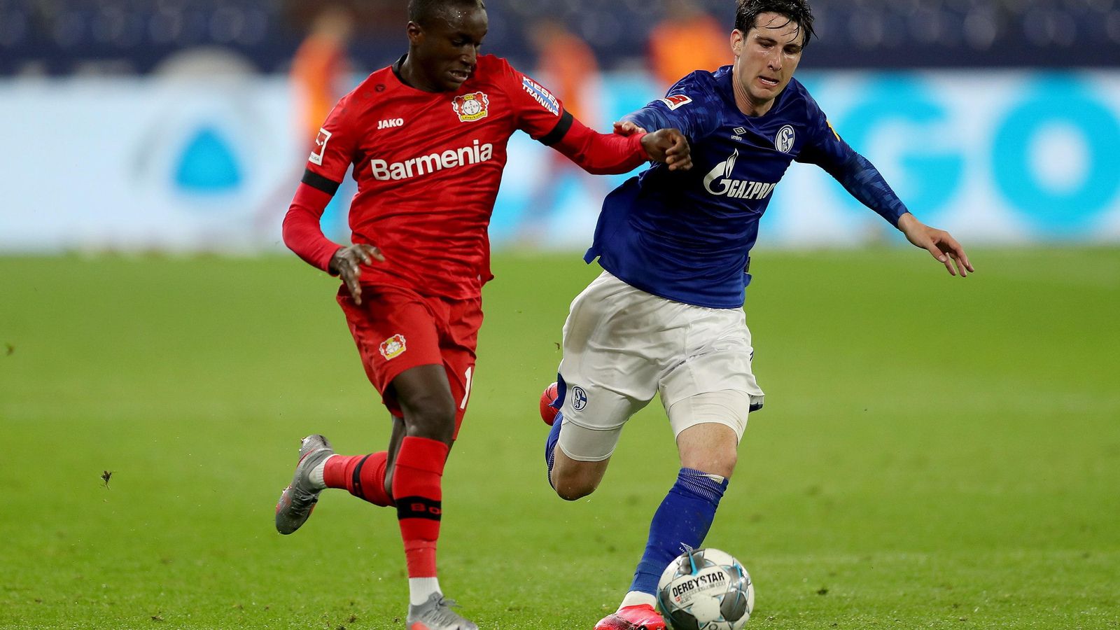 Juan Miranda pugna con Diaby, del Leverkusen.