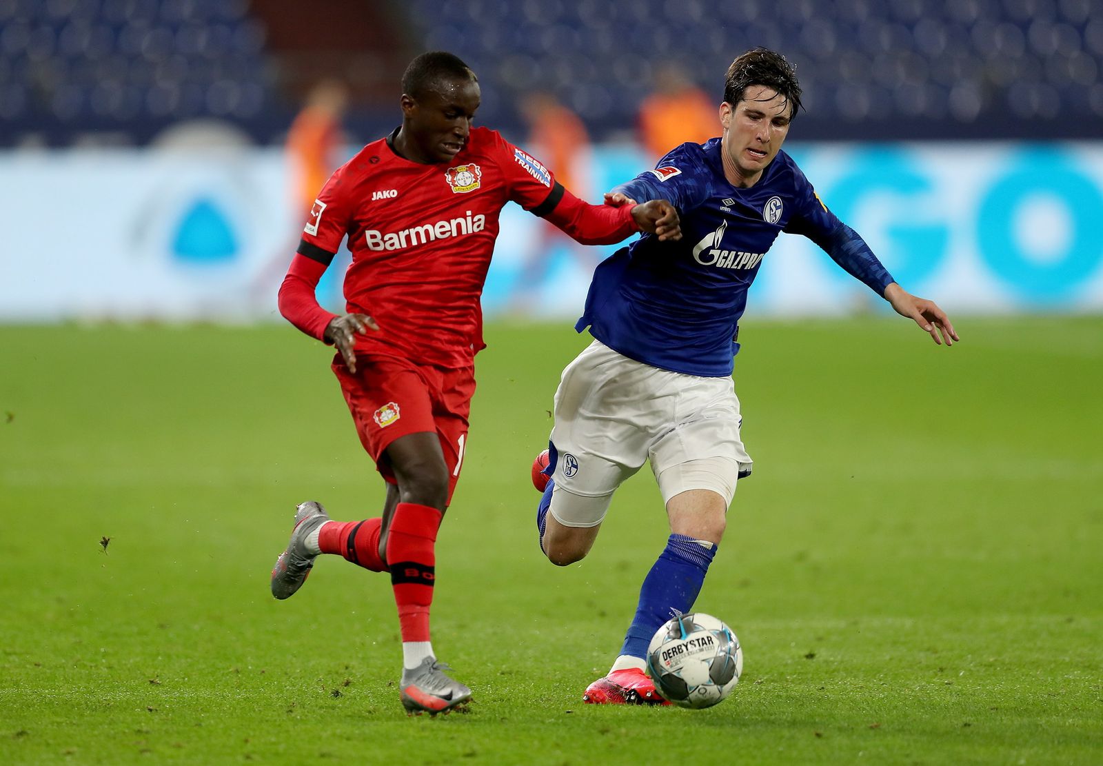 Juan Miranda pugna con Diaby, del Leverkusen.