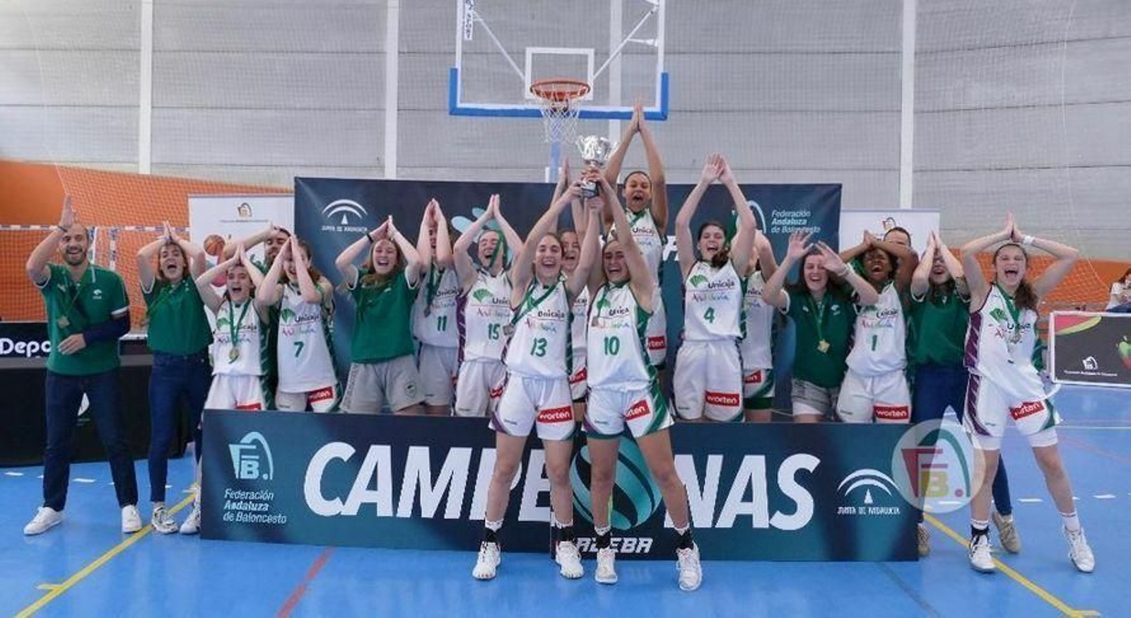 El Unicaja celebra el título de campeón de Andalucía cadete femenino.