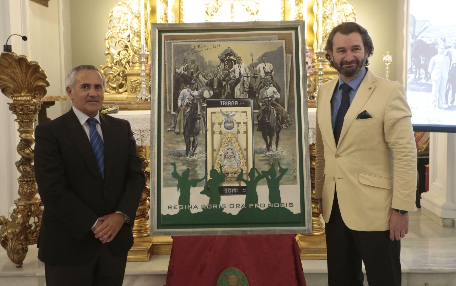 El hermano mayor, Federico Flores; y el pintor, César Ramírez, con el cartel.