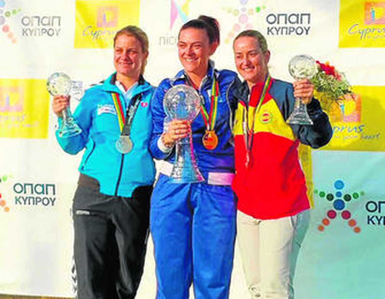 Fátima Gálvez, a la derecha de la imagen, posa con el trofeo conseguido ayer en Nicosia.