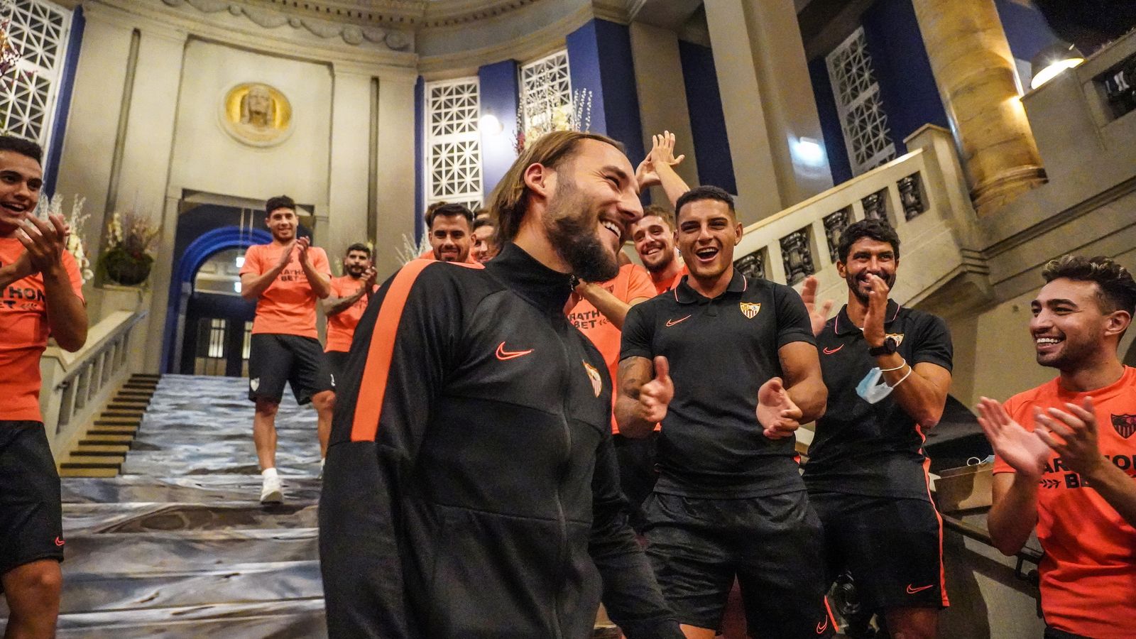 Gudelj es aclamado por sus compañeros a su llegada al hotel de concentración en Alemania.