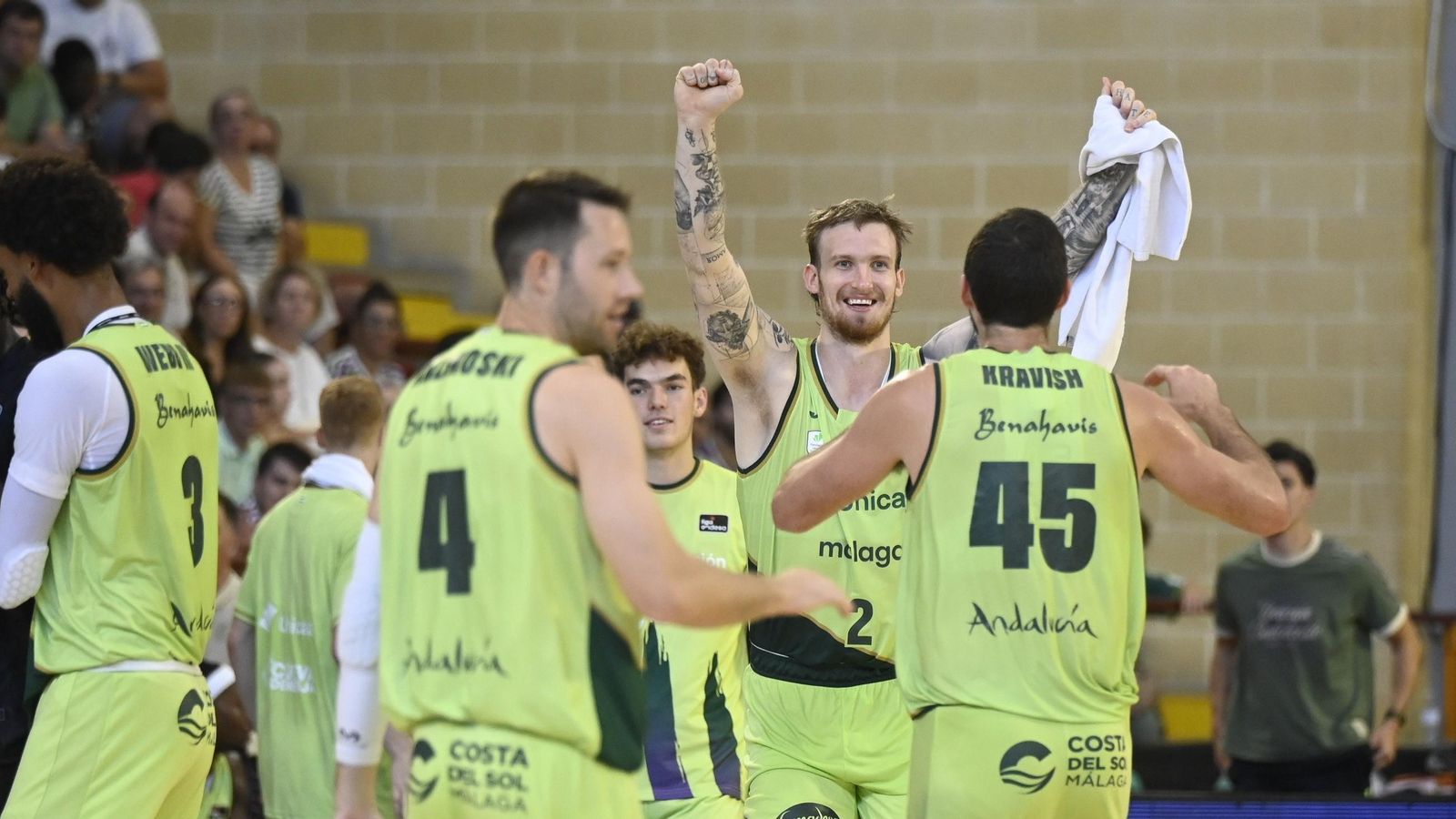 Kravish celebra el triunfo de Unicaja con Balcerowski.