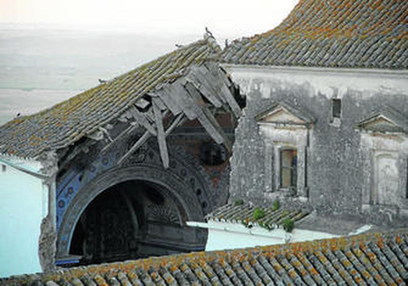 El templo de San Agustín, un edificio de indudable valor histórico, presenta esta imponente brecha.