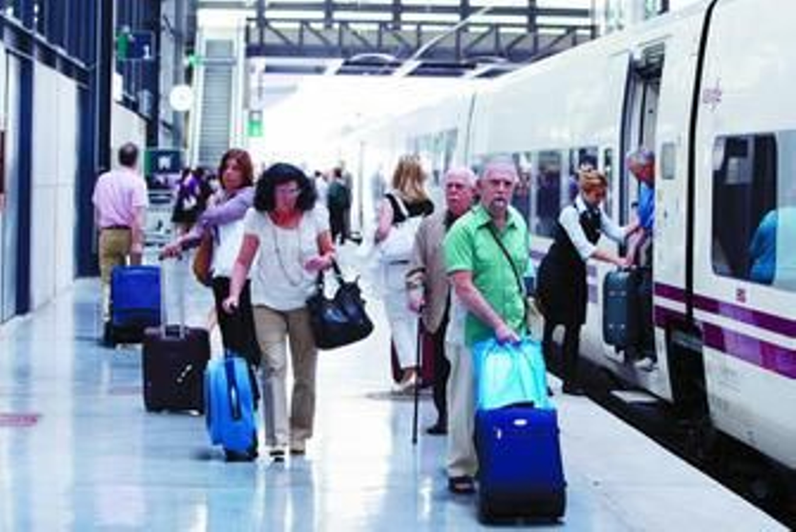 Llegada a la estación de Cádiz de un tren procedente de Madrid.