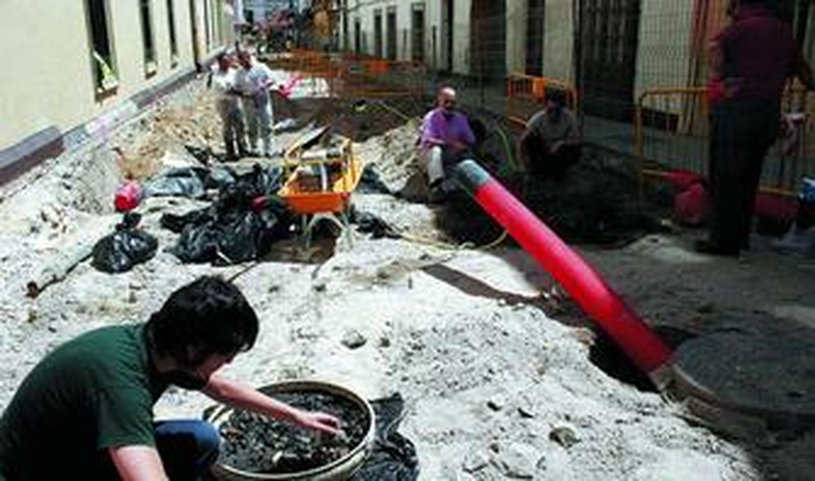 Los arqueólogos y técnicos del Museo Municipal trabajaban ayer en la excavación del aljibe aparecido durante las obras en la calle Misericordia.