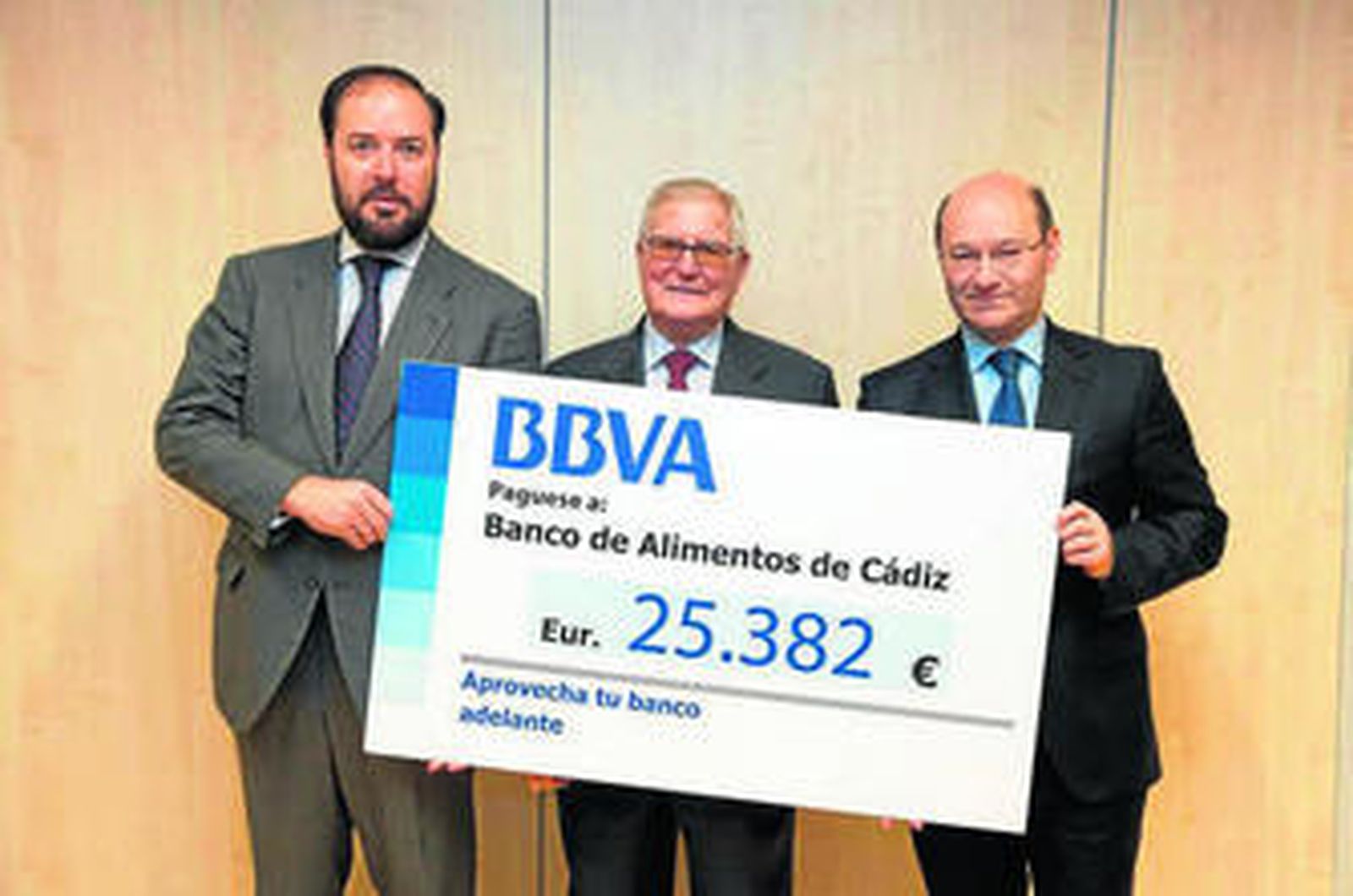 Mateo Sánchez, presidente del Banco de Alimentos de Cádiz, entre Rafael Borrero (izquierda) y Juan Carlos Herrera.
