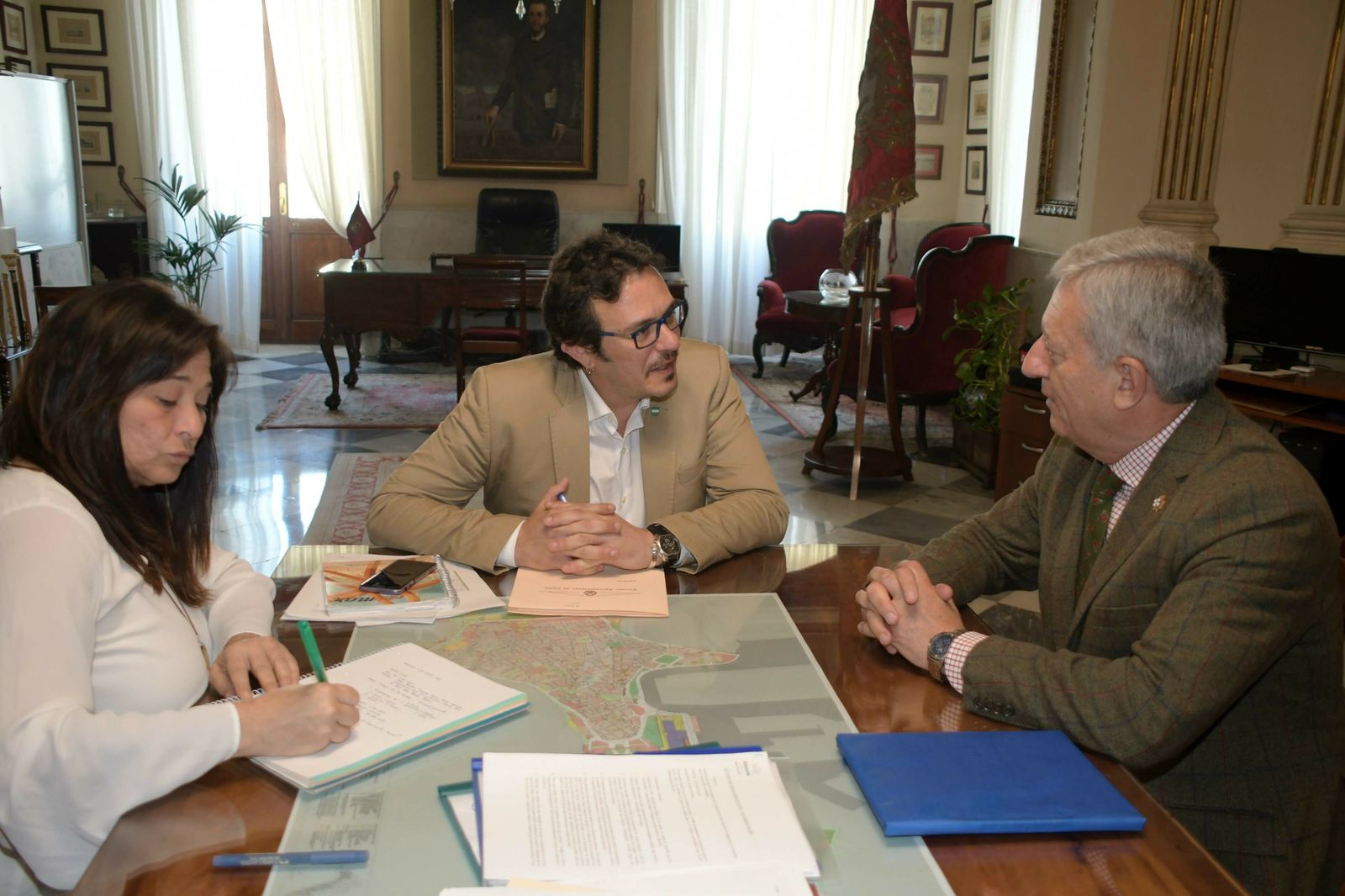 El alcalde mostró su interés por acudir al albergue de Caballeros Hospitalarios para conocer de cerca su actividad.