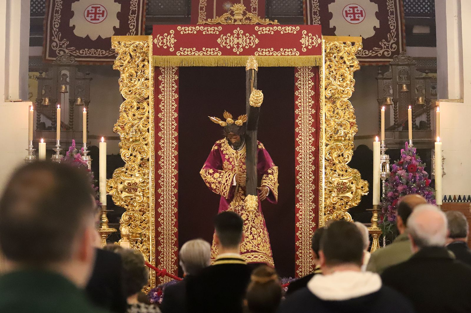 Imágenes de la bendición la la nueva túnica del Señor de Pasión y posterior besamanos