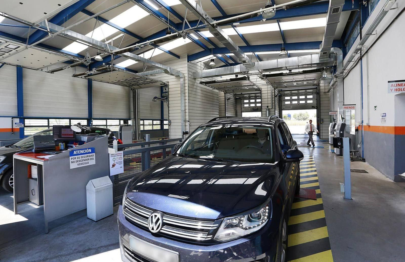 Imagen de un vehículo pasando la revisión de la ITV.