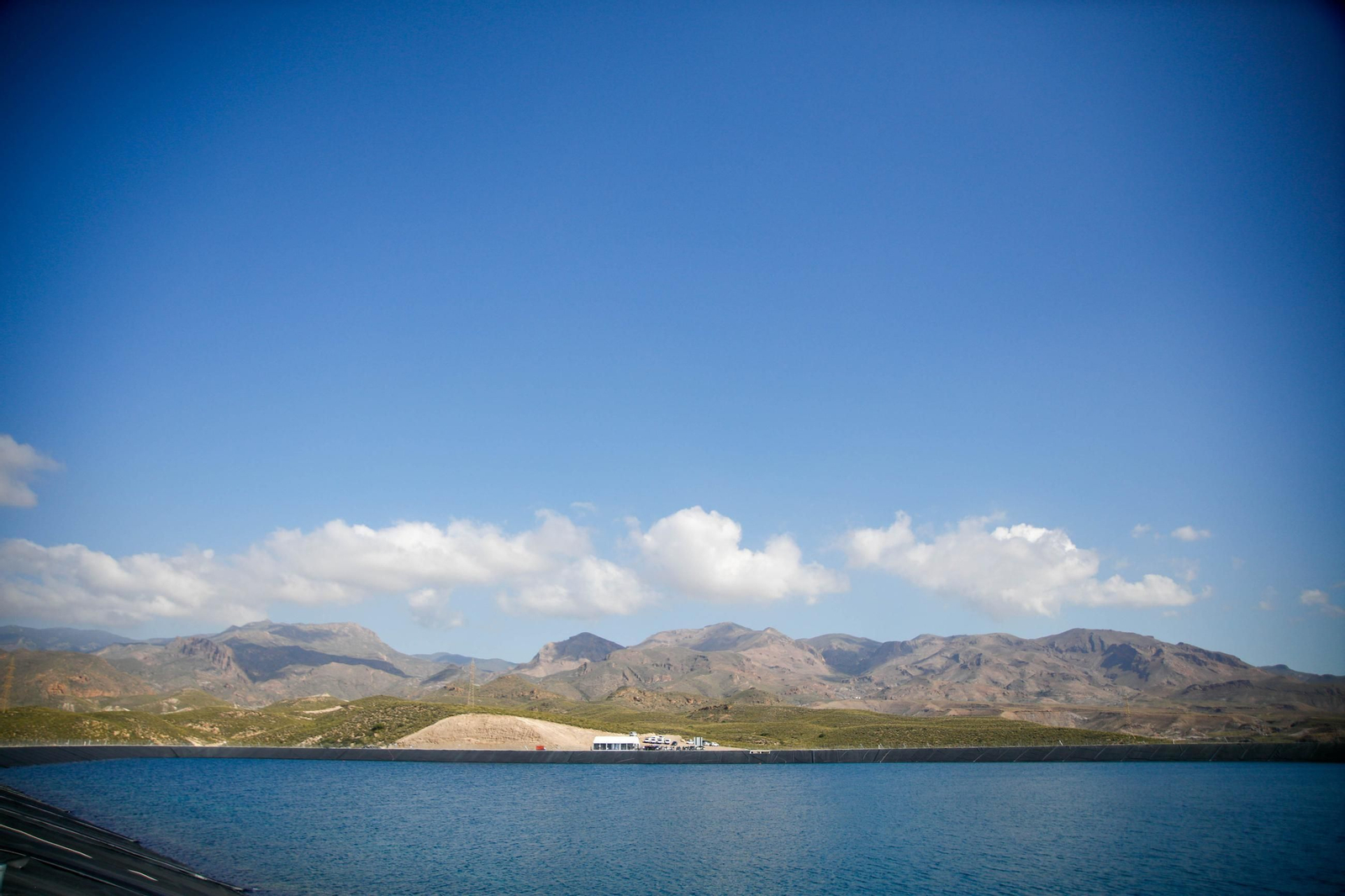 El ministro de Agricultura, Pesca y Alimentación, Luis Planas visita una de las balsas de la CUNC, en imágenes