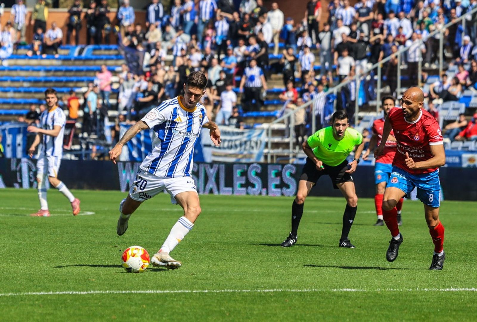 Mario da Costa se dispone a tirar a portería.