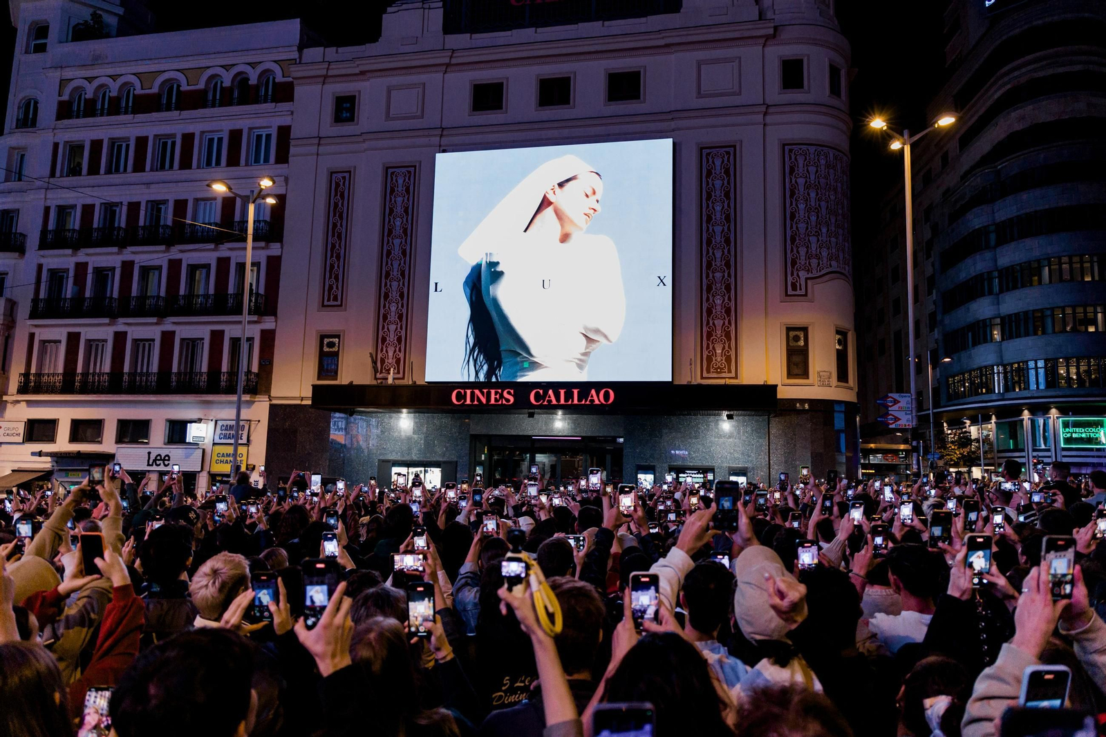 Decenas de personas observan la portada del nuevo álbum de Rosalía , 'Lux', en la plaza de Callao.