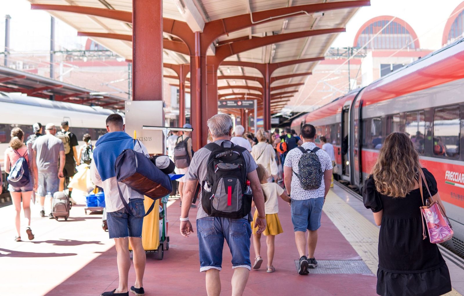 Turistas en la Estación de tren María Zambrano.