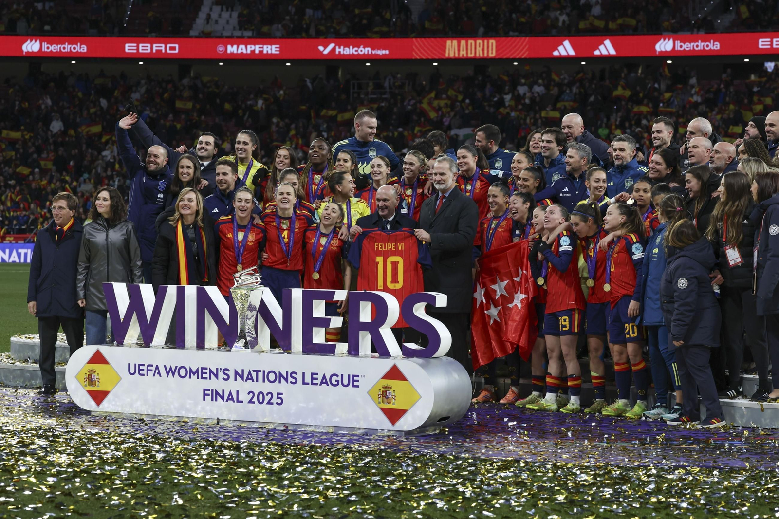 La selección española celebra el título junto al Rey Felipe.