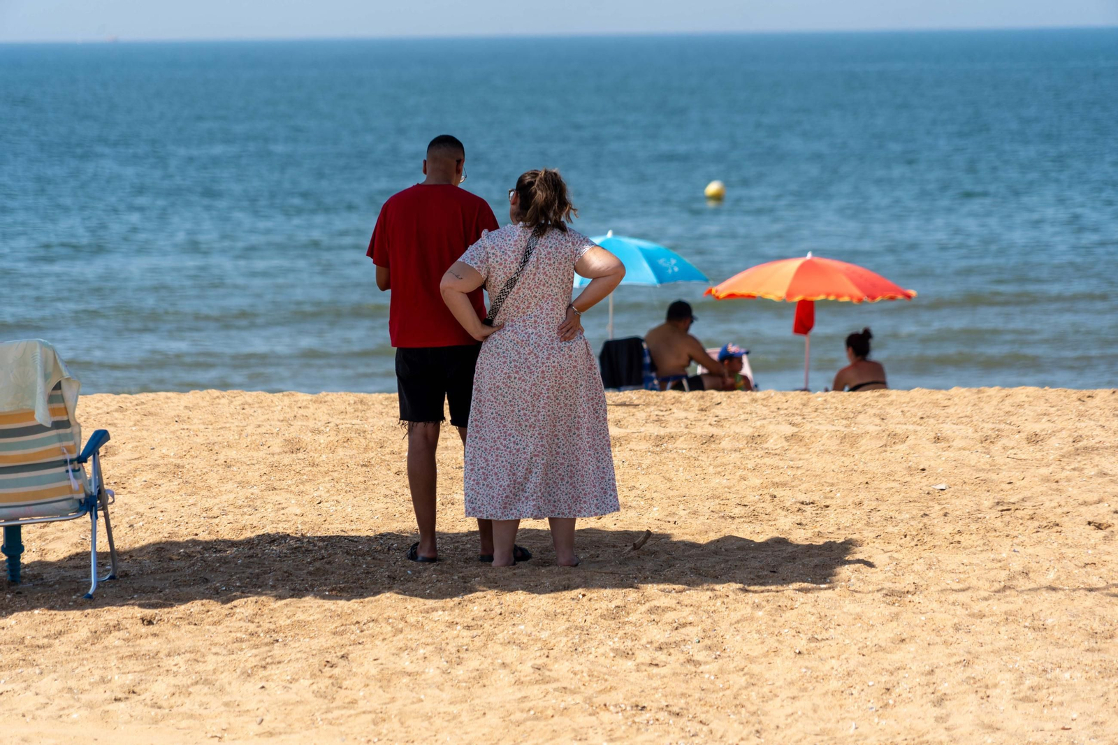 Una mañana de domingo en El Espigón, la playa de Huelva capital.