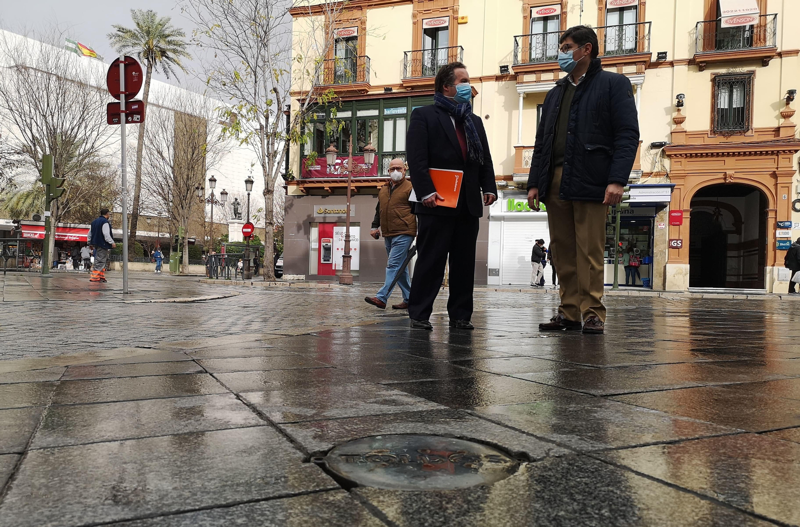 Pimentel en la Plaza de la Campana junto al concejal Lorenzo López Aparicio.