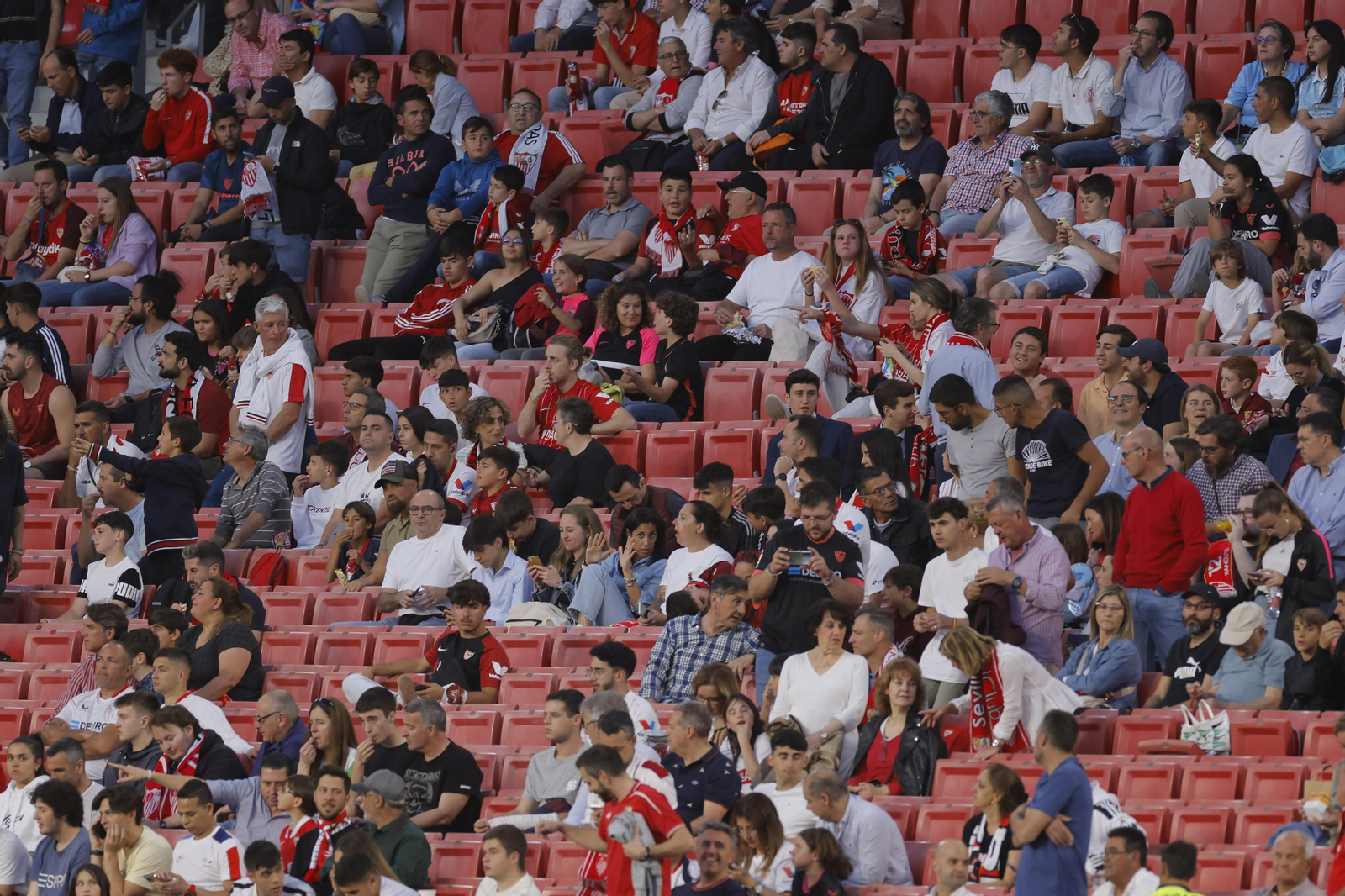 Búscate en las fotos del Sevilla-Celta