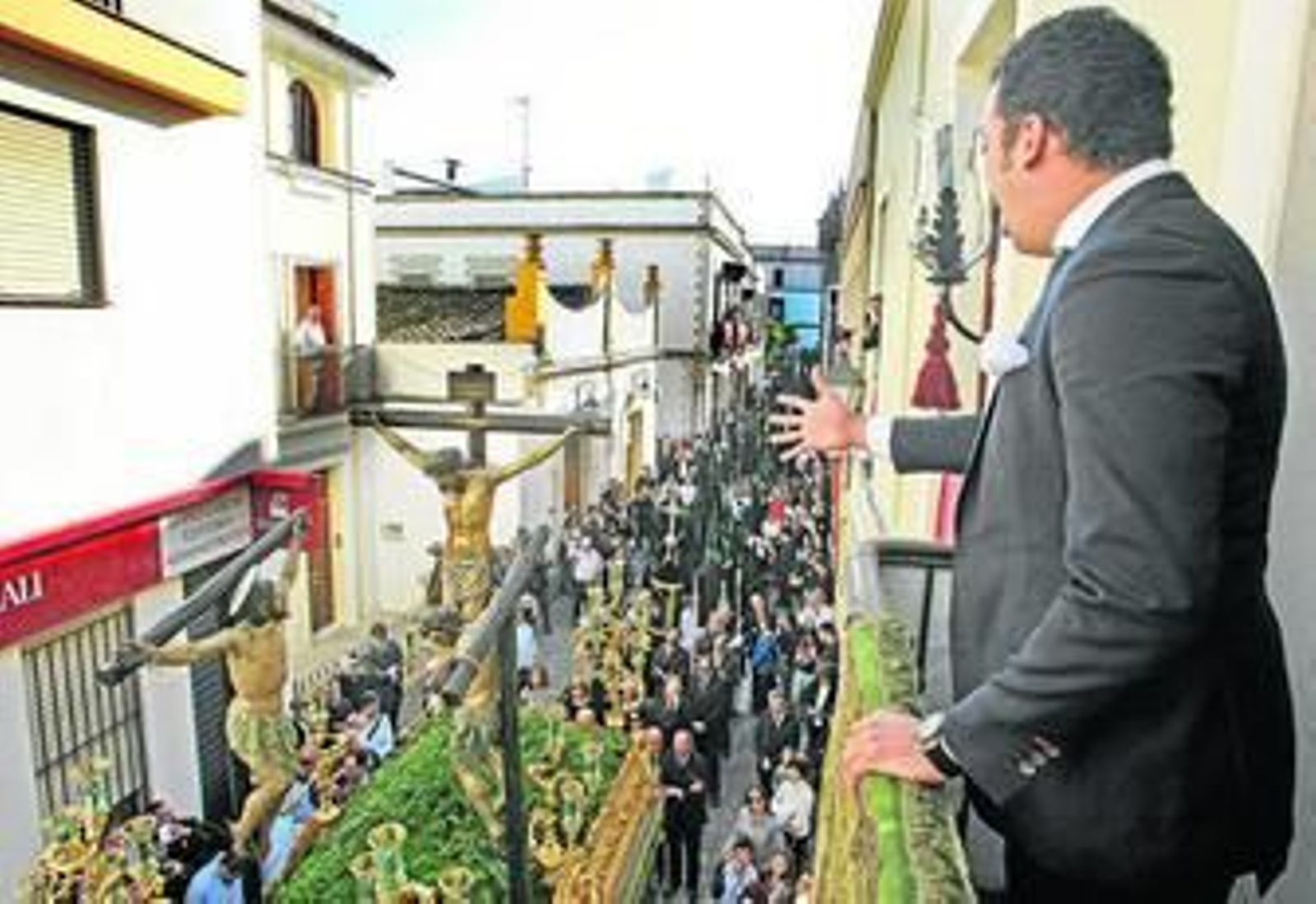 El artista jerezano Jesús Méndez canta una saeta al Santísimo Cristo de la Esperanza en su caminar por Chancillería, momentos después de su salida.
