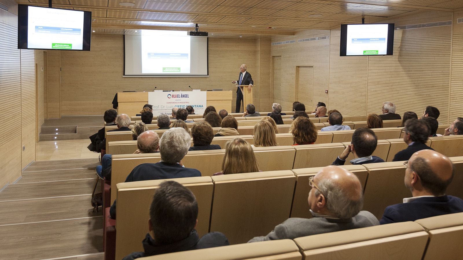 Salón de actos del hospital HLA El Ángel durante la conferencia.