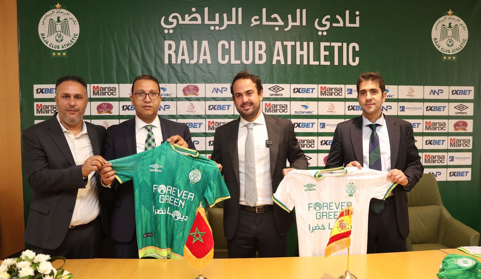 Borja Tobar y Pablo Arquero, escenifican el acuerdo con el vicepresidente del Raja, Adil Halla, y el director de cantera, Mohammed Mahrek.