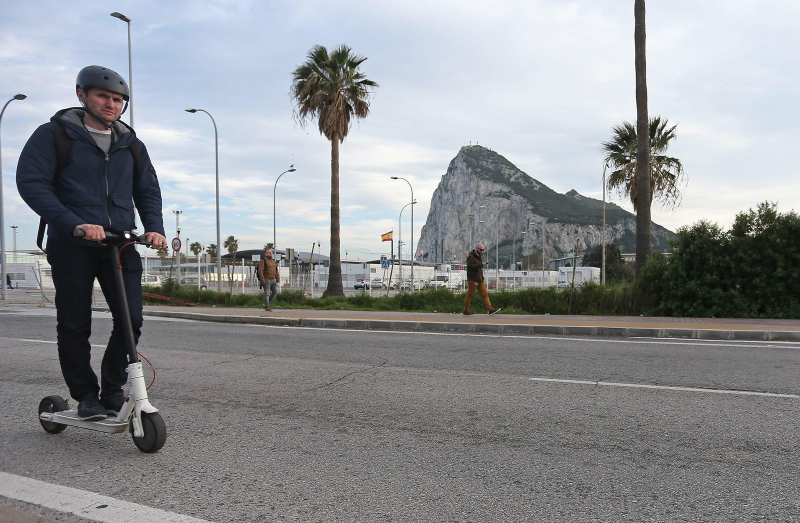 Un hombre circula en La Línea por las inmediaciones de la Verja de Gibraltar.