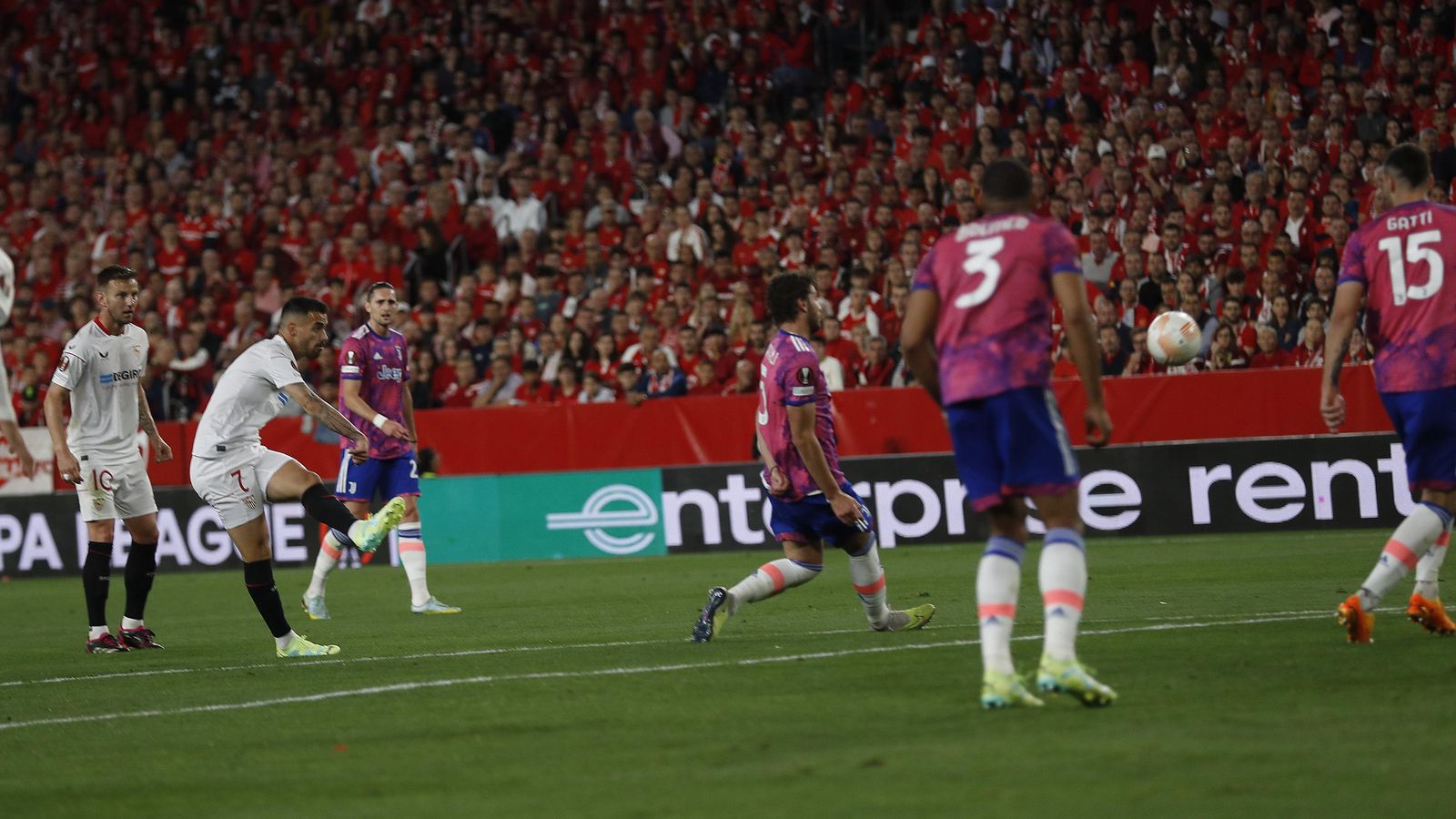 Suso suelta su misil con la izquierda para superar a Szczesny, entonces meta de la Juve.cny